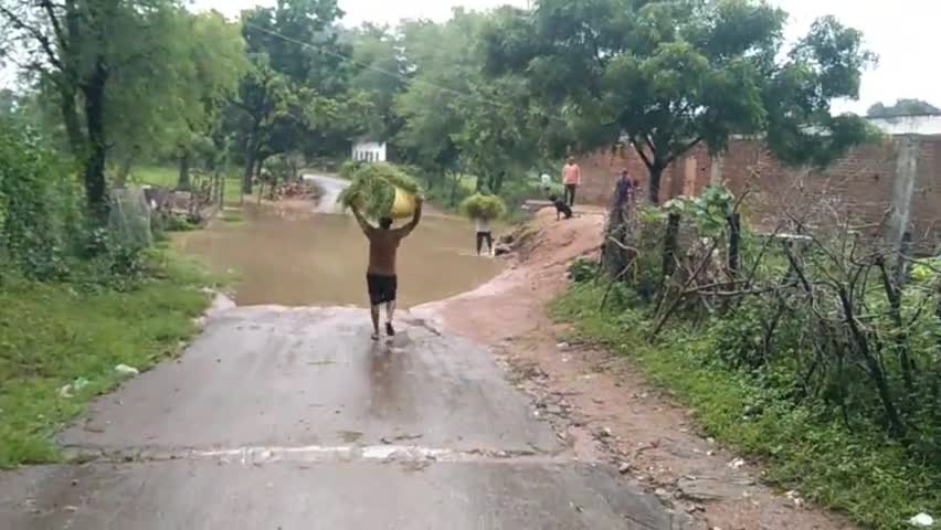 ग्राम पंचायत बिदांरी प्रधानमंत्री सड़क में बीच सड़क पर भरा रहता है नाला निकलने में हो रही आसुविधा