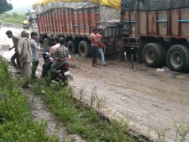 विदिशा/गेरतगंज रोड का मामला ग्राम खेरखेडी ट्रक फस गया हा कीचड़ मे बुरी तरह कंडीसन हा रोड की आने जाने वाले वाहनों को बड़ी