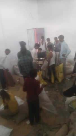 जिला टीकमग्रह ग्राम कोटरा में सेंटर गेहूं वितरण किया जा रहा है लूट मचा रखी है अपना पर्ची ले आओ और खुद भरके ले जाओ