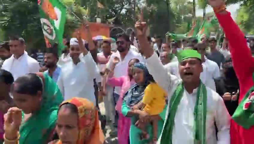 बलात्कार का प्रदेश बनता जा रहा है बिहार ,
नीतीश सरकार को शर्म नहीं आती है मुज़फ़्फ़रपुर में फिर एक बेटी की इज़्ज़त लूटी गई , धरना और प्रदर्शन इंसाफ़ तक जारी रहेगा ,
#Muzaffarpur #BiharNews #CM Nitish #TejaswiYadav #RJD