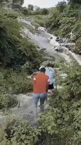 दोस्तों की महफिल में हम ...