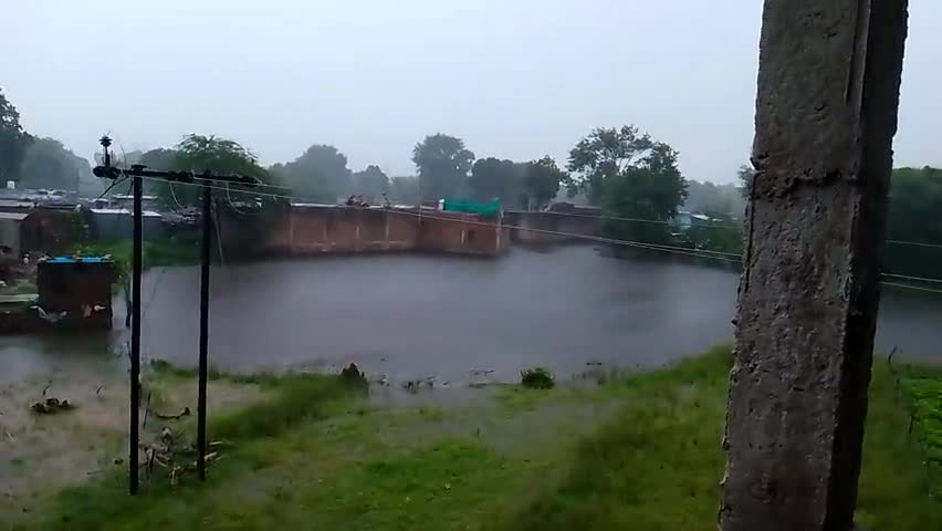ग्राम मुरादपुर की निजी भूमि में बारिश के समय समस्या होने के कारण असुविधा
