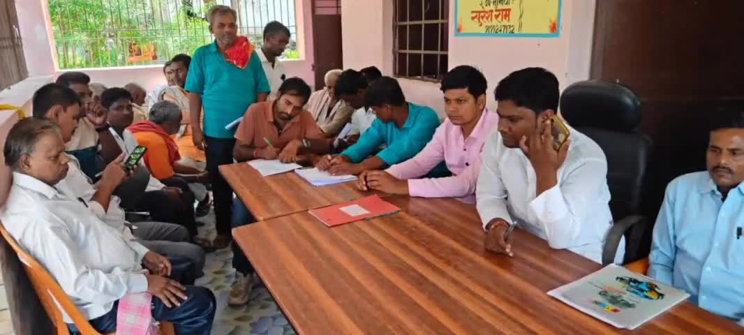 कुशेश्वर स्थान पूर्बी: पूर्व निर्धारित कार्यक्रम के अनुसार पंचायत भवन केवटगामा के सभा कक्ष में जनता दरबार का आयोजन