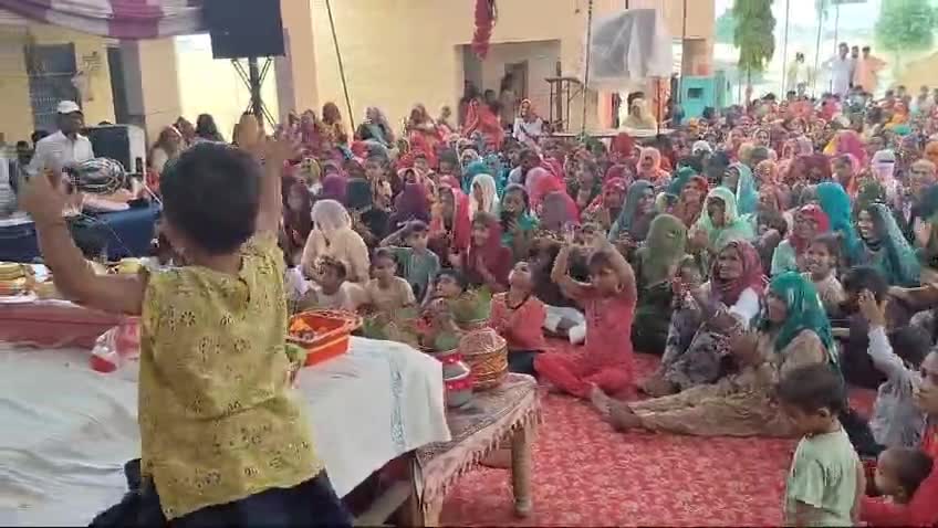 गांधी बड़ी में कथा का छठ दिवस भगवान श्री कृष्ण रुक्मणी का विवाह संपन्न हुआ सभी ग्राम वासियों में कथा में आनंद लिया