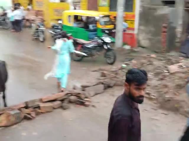 bade nale ke krane road Kiya jaam badlada road tekhrawas bhinmal is nale ke karn log hai preshan