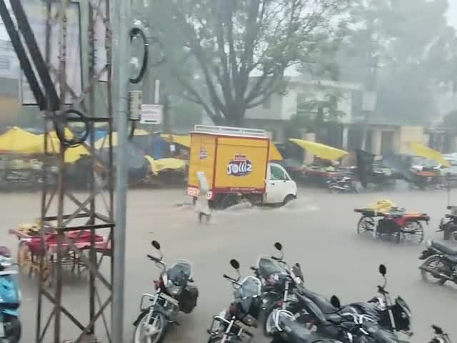 हिण्डौन सिटी में बारिश होती हूं