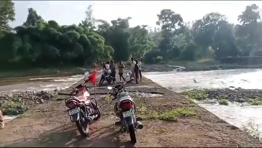यहां घटना मध्य प्रदेश के झाबुआ जिले के राम तहसील के डोकरवानी पंचायत के अमलवानी गांव की है यहां आज 4:30 बजे की है