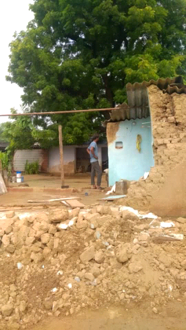 पीपलू-तहसील के पास गांव अहमदग॑ज में रात को भारी बारिश के कारण पुरा घर गिर गया उस कच्चे घर के अंदर दो बकरीया भी दब गई है