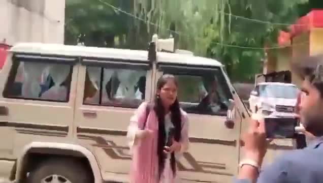 अमेठी जनपद अंतर्गत मुसाफ़िरखाना तहसील की #एसडीएम की कार्यशैली पर भड़की महिला रिपोर्टर का #वायरल ...वीडियो

ये वीडियो