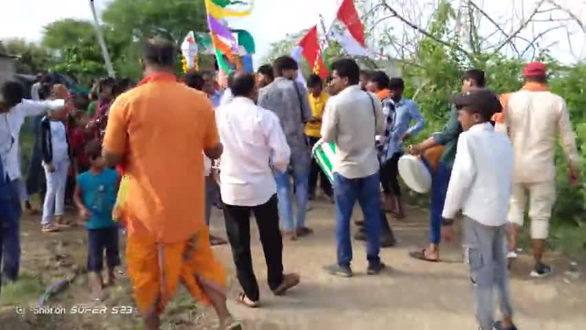 गरोठ - ढाबा गांव की बड़ी खबर  बाबा रामदेव के भादवा बीज के अवसर पर ग्रामीणों द्वारा बड़े धूमधाम से बाबा का झंडा निकालागया