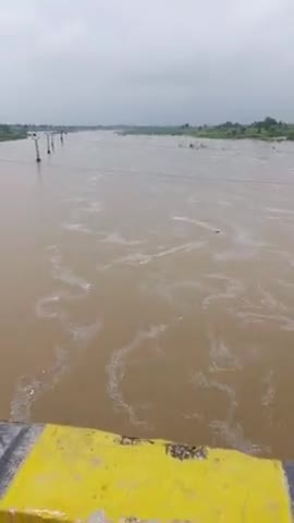 mahoo me aaj jordaar barish ki baje se gambhir nadi me pani khub aata huaa
