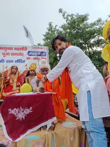 आज #महावीरी मेला के अवसर पर आयोजित अखाड़े में #राम, #सीता, #रामायण के रचयिता #महर्षि_वाल्मीकि, और अन्य पौराणिक पात्रों के रूप में सजे हुए व्यक्तियों को सम्मानित किया गया। उन्हें #गमछा और #माला पहना सम्मानित किया गय, पानी शरबत का भी इंतजाम थ