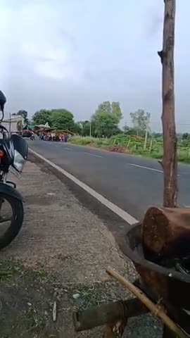 ग्रापं. बेलगांव तह-परासिया की महिलाएं भाद्र मास में मोरछट पर्व पर बाजेगाजे के साथ  मोरछट का विसर्जन करने पेंच नदी घाट पर