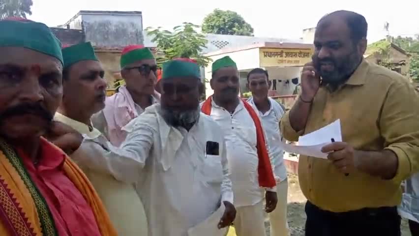 उतरौला: आज ब्लॉक श्री दत्तगंज में भारतीय किसान क्रांति यूनियन की मासिक बैठक की गई जिसमें उपस्थित रहे वीडियो