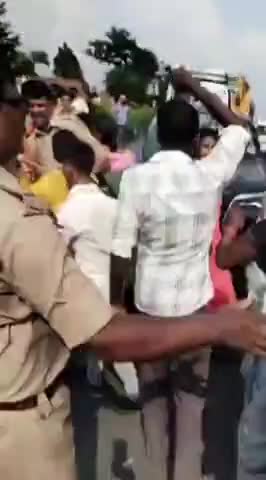 सुकरौलीः ग्रामीणों ने पुलिस चौकी का किया घेराव,