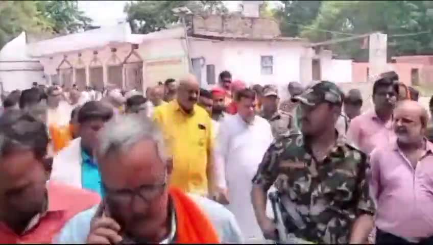 मतलुपुर बाबा खगेश्वर नाथ मंदिर पहुंचे सांसद सह केन्द्रीय राज्यमंत्री, पूजा अर्चना के बाद लोगों की सुनी समस्या