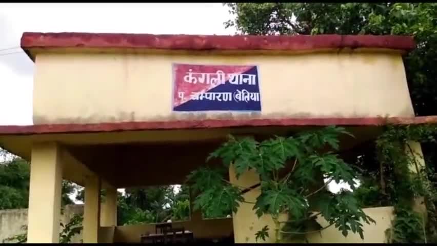 सिकटा: गोपालपुर थाना क्षेत्र के डुमरा चिमनी के समीप सरेह में एक युवक का शव उसके ही खेत के गढ्ढ़े मे मिला