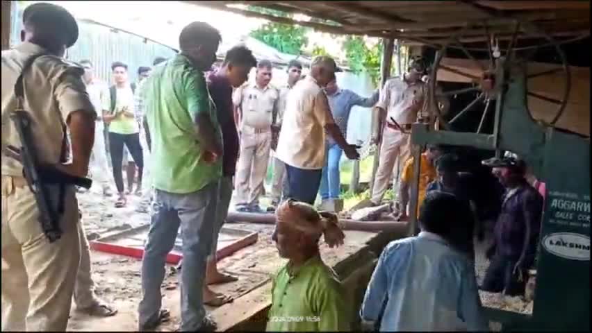 सिकटा: बरदही गांव में वन विभाग ने अवैध रुप से चल रहे आरा मशीन को उखाड़ा