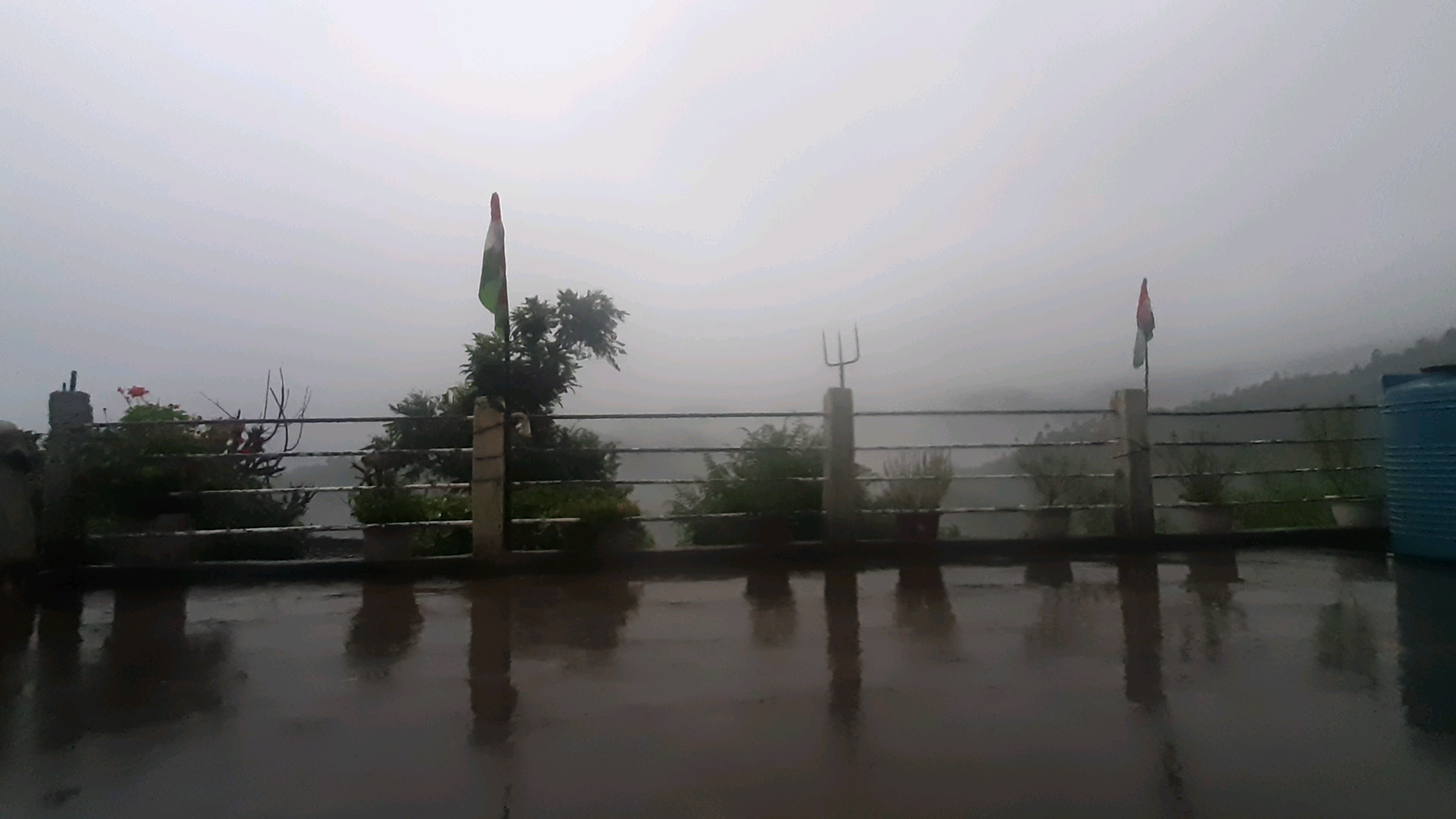 चंपावत जिले के पाटी ब्लॉक मे आज कल शाम से लगातार बारिश का कहर।लोगो का घर से बाहर निकलना हुआ मुश्किल धन्यवाद।