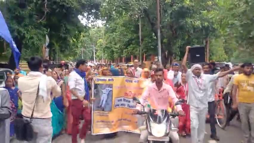 शिक्षक हत्याकांड#@  पुलिस प्रशासन कोई भी कार्यवाही नहीं कर रहा hai..@#परिजन 13 दिन से धरने पर बैठे हुए हैं...$@
