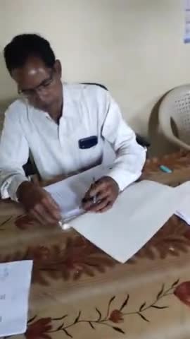 गांव रेवास जिला रतलाम तहसील जावरा मंत्री सरपंच यह के घर में दो-दो कुटिल दे रहे हैं हमारे घर में पानी घुस रहा है हमनेजाकर