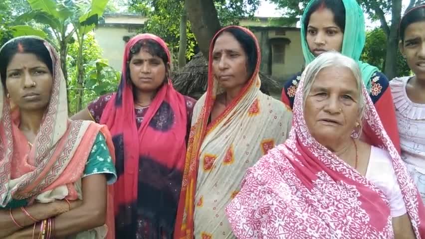 मशरक प्रखंड के सोनौली पंचायत के वार्ड नंबर 7 के ग्रामीण जनता का आक्रोश प्रखंड विकास पदाधिकारी के ऊपर नल जल को लेकर के।
