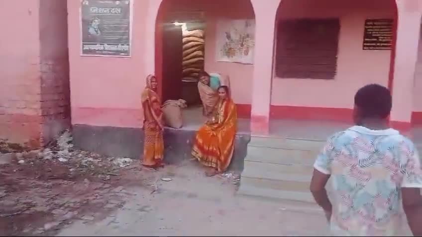 मध्य विद्यालय वीरगांव,महिषी सहरसा 
मैं सहरसा के शिक्षा विभाग के अफ़सर से गुजारिश करता हूं की मेरे स्कूल की हालत को देखे।