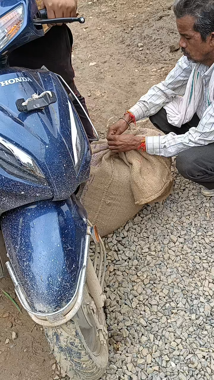 tanasahi se le rahe hai 
garibo ko nahi mil raha hai 
rajev Mishra selmain paisa lekar de rahe hai chori  se sashan k.n