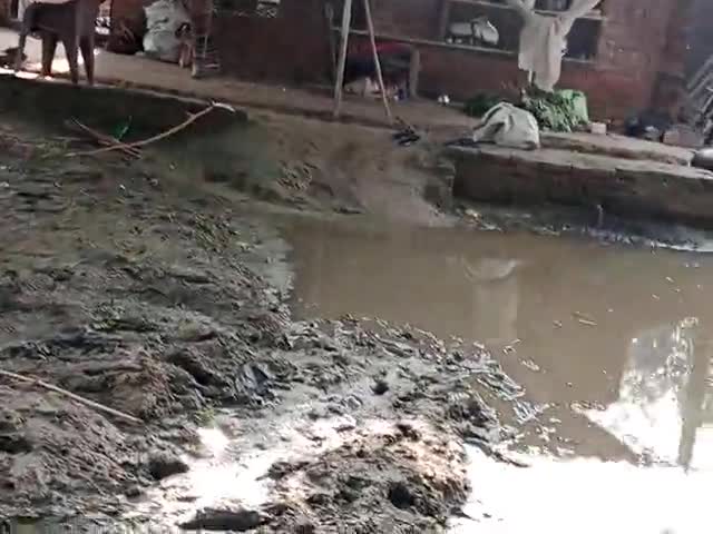 labhera pura goun me gharo me ghusq pani