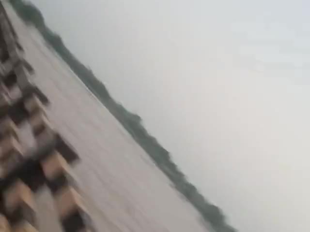 kachnow kalan me Nadi pul ke upar chal rhi he