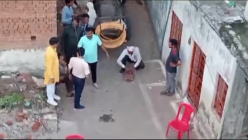 *एक ब्लास्ट और धराशाई हुई पांच मंजिला ईमारत* #दतिया राजघाट तिराहे के पास जो पांच मंजिला #ईमारत एक तरफ़ से झुक गई थी उसको