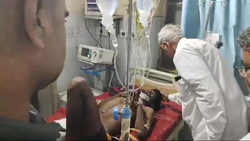 उदयपुर पालमपुर फोर लाइन हाईवे पर हुए एक्सीडेंट में हुए घायल को देखने पहुंचे  सांसद लुंबाराम चौधरी