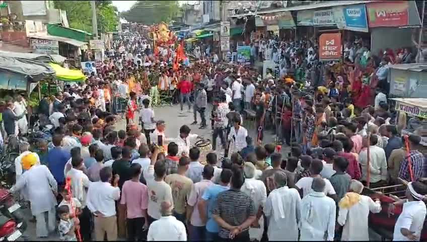 अयाना कस्बे में मंगलवार को अनन्त चतुर्दशी पर्व पर हैरतअंगेज करतबों के साथ निकला भव्य जुलूस