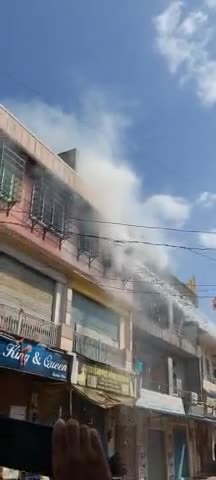 Ahore city mein main bus stand ki aage wali gali mein building mein lagi bhisan aag , aag ko fire brigade dawara bhujaya