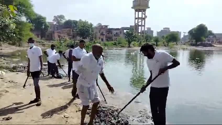 #रींगस के भैरू बाबा मंदिर कि जोहड़ी व मंदिर परिसर में स्वच्छता अभियान के तहत सफाई कार्य किया गया