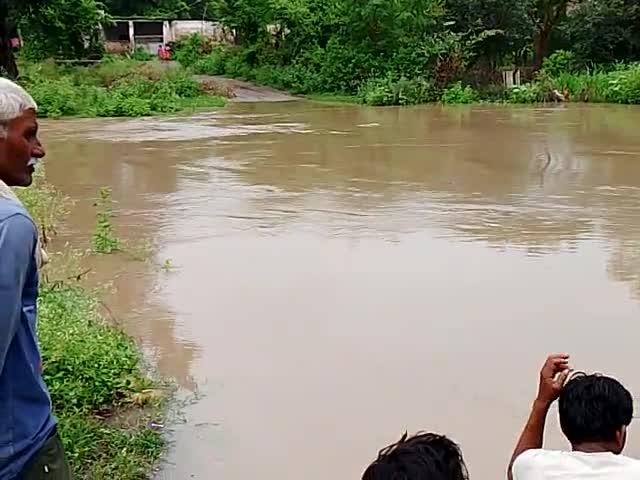 daiyarpur hapashganj ki poliya par pani hojata h