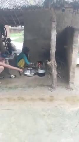ग्राम किठाह तहसील किशनी जिला मैनपुरी की रहने वाली सर हमारा मकान कच्चा है अभी तक आवास नहीं मिला मैं सृष्टि पत्नी दीपेश