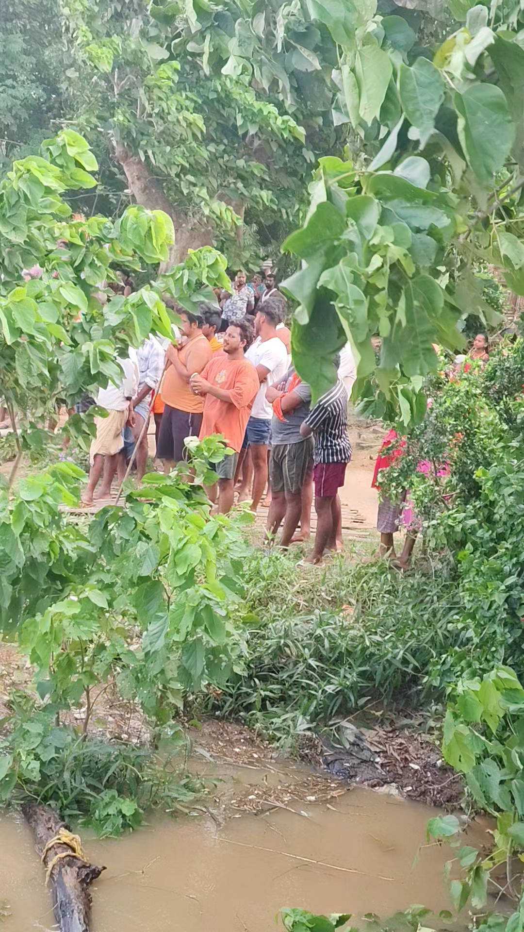 आज हमारे गाँव नयका टोला मे मनीष सिंह पिता प्रदीप सिंह को गंगा नदी मे डूबने से मौत हो गई ndrf के टीम लास खोजने मे जुटी है