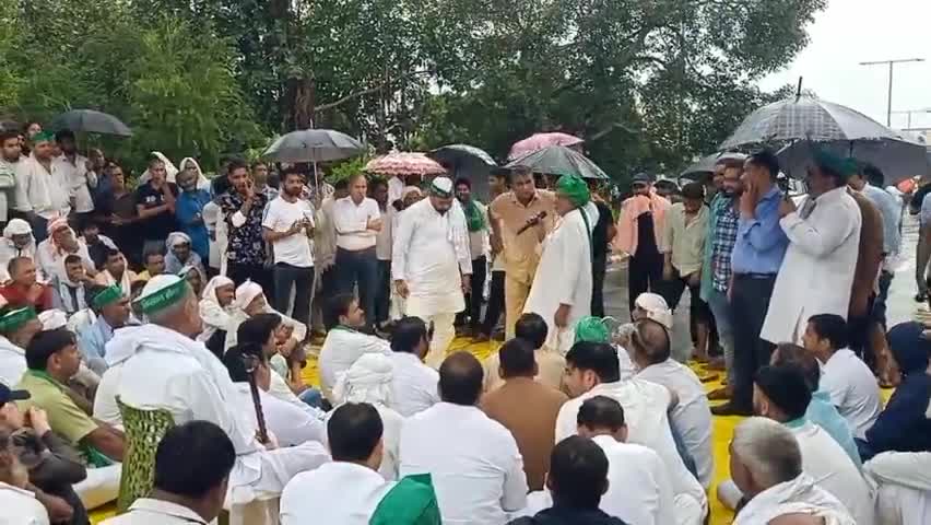 Today on 18/09/2024, the main gate of Wave City Builder was closed under the leadership of #Bharatiya #Kisan #Sangathan. Despite this, many prominent officials were forcibly stopped by the police.
आज दिनांक 18/09/2024 को #भारतीय #किसान @
