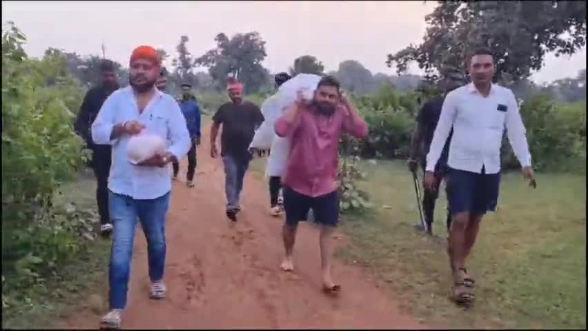 ईचागढ़ नीमडीह क्षेत्र में बाढ़ पीड़ितों के साथ उनके दुख में सरिख हुवे समाज सेवी #nimdih #kukdu #नीमडीह #कुकडु