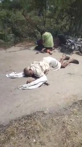 *नैनवाँ-* देई ओर डेलपुरा के बीच मे बाइक सवार पति-पत्नी का हुआ एक्सीडेंट।

डेलपुरा निवासी *सोमा लाल मीणा की मौके पर ही हु