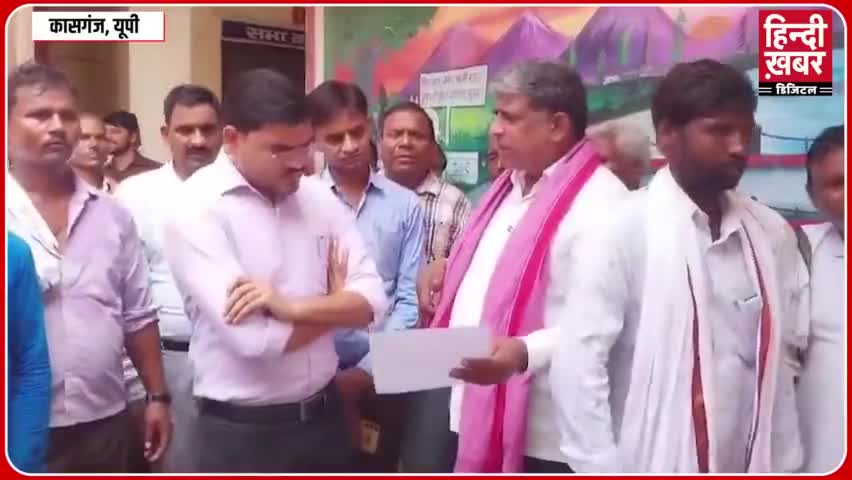 #एसडीएम पटियाली श्री कुलदीप सिंह को आज नरदौली गांव में जल भराव की समस्या के समाधान के लिए एक ज्ञापन सौंपा।