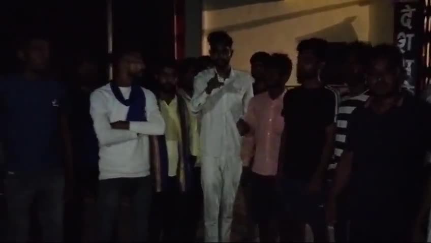 थाना महुआ की घटना है ग्राम डोंगरी 10 साल की बच्ची का बलात्कार कर दिया गया दोषियों पर अभी तक कोई कार्रवाई नहीं हुई