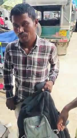 झारखंड के लोग बाहर जाने के लिए मजबूर हो गए हैं।
