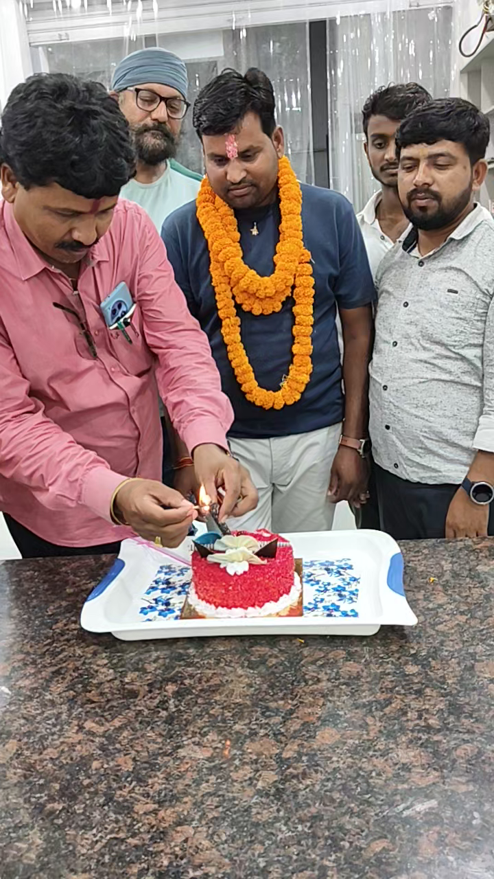 *खरसिया के छाबड़ा होटल में मनाया गया जन्मदिवस*
खरसिया के छाया विधायक माननीय श्री महेश साहू जी ने साथियों सहित भारतीय जनत