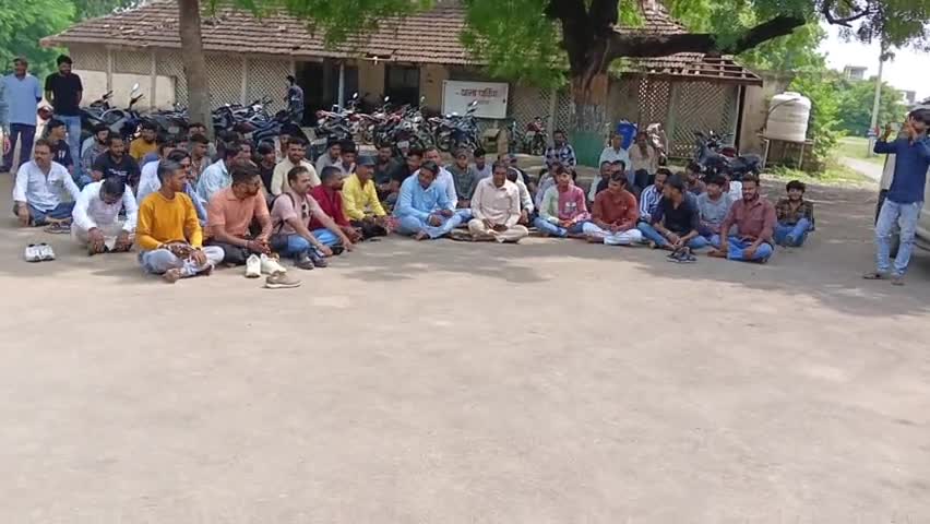 तरना थाने में विश्व हिंदू परिषद ने किया हनुमान चालीसा का पाठ तराना पुलिसकर्मी की कार्यकर्ता से हो गई थीं नोक झोंक