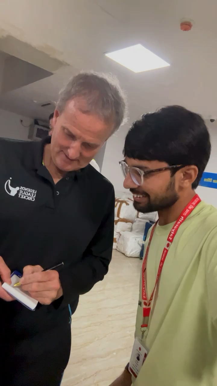 जोधपुर- क्रिकेट जगत के हरफ़नमोल्ला अम्पायर बिली bawden से सिग्नेचर स्टेफ़ के साथ मुलाक़ात ☝️

 #news #publicenews #publicapp #billybowden #crciket #viral