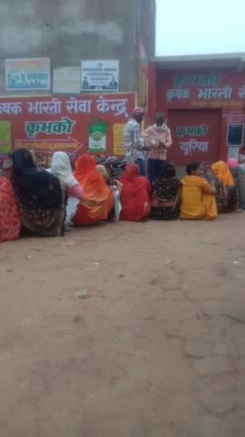 Khad ke liye Mara Mari or aam janta line me lagi h or serviceman labour Lga ke Khad le rha h