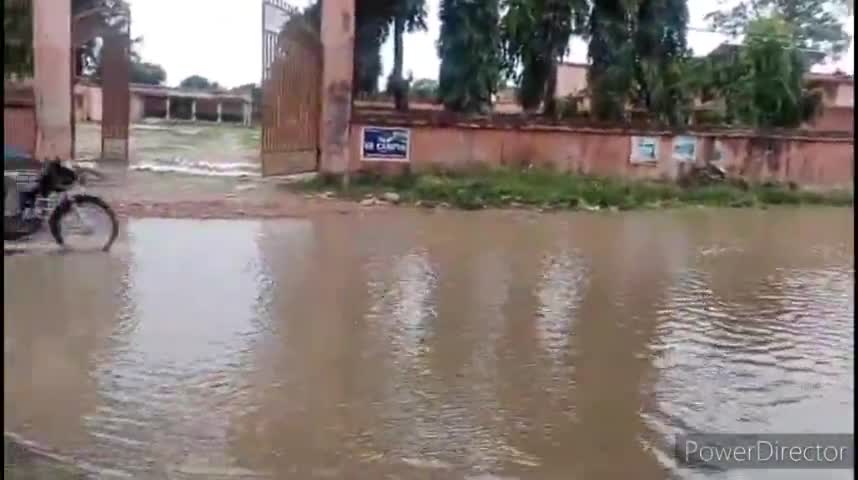 कलुआही: उच्च विद्यालय से कलुआही चौक तक अत्यधिक वर्षा के कारण बाढ़ जैसे हालात, बच्चों को हो रही परेशानी