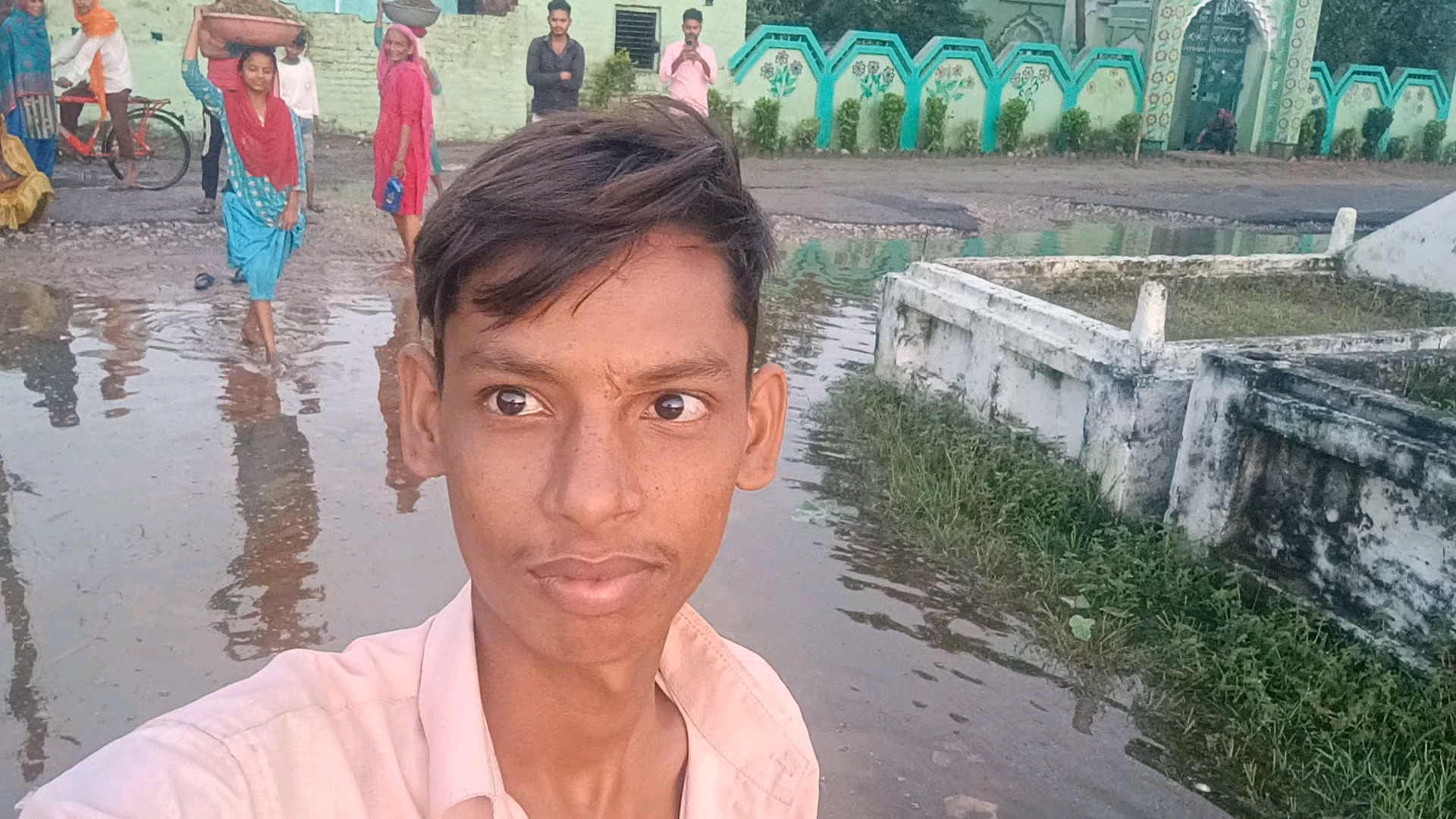barwa rajapakear gaddiyani tola masjid ke pass rodo par jalmagan ka tandav se faslo ki Bhari matra nuksaan af